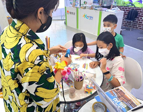 축제장에서 즐길 수 있는 종이배 만들기 체험.  합천군 제공