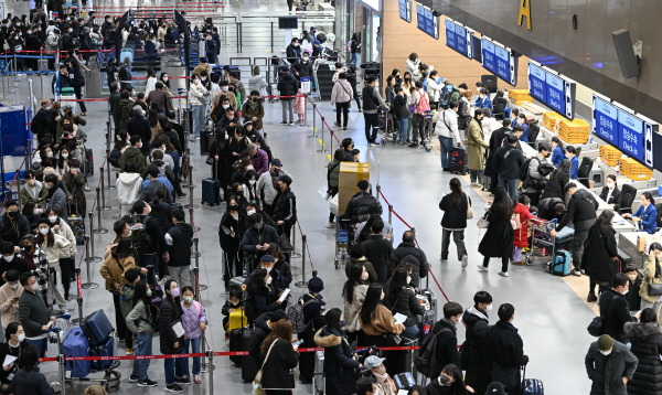 김해국제공항 국제선 청사가 항공편 탑승수속을 밟는 여행객들로 북적이고 있다. 국제신문DB