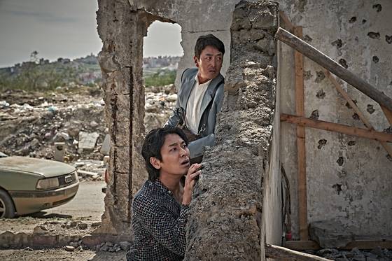 Ju Ji-hoon and Ha Jung-woo play two men who form an unlikely friendship in the buddy cop film ″Ransomed″ [SHOWBOX]