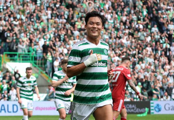 Celtic's Oh Hyun-Gyu celebrates scoring a goal against Aberdeen at Celtic Park in Glasgow on May 27.  [REUTERS/YONHAP]