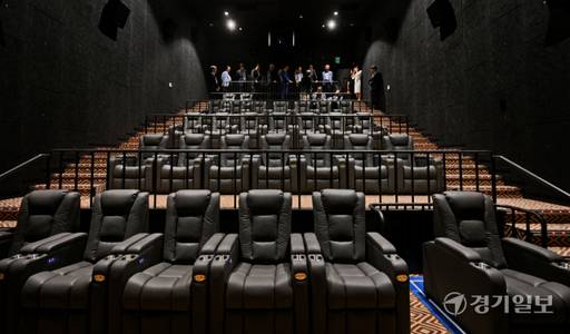 14일 경기도 구리시 갈매동 현대 마켓플레이스 스칸센에서 열린 더랜드 그룹의 첫 번째 영화관 ‘CGV구리갈매’ 오픈식에 참석한 김완식 더랜드 그룹 회장, 신항철 경기일보 대표이사 회장, 김성렬 더랜드 그룹 자문위원장(전 행정자치부 차관), 김승배 한국부동산개발협회장, 최재범 현대건설 개발사업부 전무, 홍경선 대한주택건설협회 서울시회장 등이 상영관 투어를 하고 있다. 윤원규기자