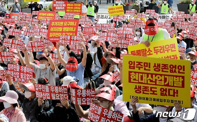 (서울=뉴스1) 장수영 기자 = 광주 화정 아이파크 입주예정자협의회와 비상대책위원회 회원들이 22일 오후 서울 중구 서울광장에서 HDC현대산업개발에 대한 서울시의 행정처분 촉구 구호를 외치고 있다. 2022.9.22/뉴스1 Copyright (C) 뉴스1. All rights reserved. 무단 전재 및 재배포 금지.