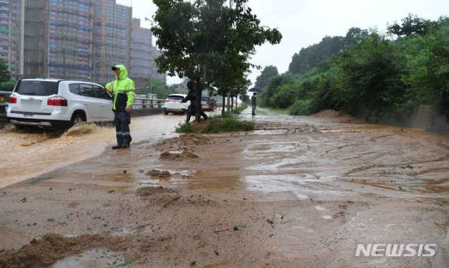 폭우가 내린 14일 오전 광주 북구 신용동 신용지하차도 옆 1차선 도로(북광주IC 방면)에 인근 경사면에서 흘러내린 토사로 인한 흙탕물이 들어 차 있다. /사진=뉴시스