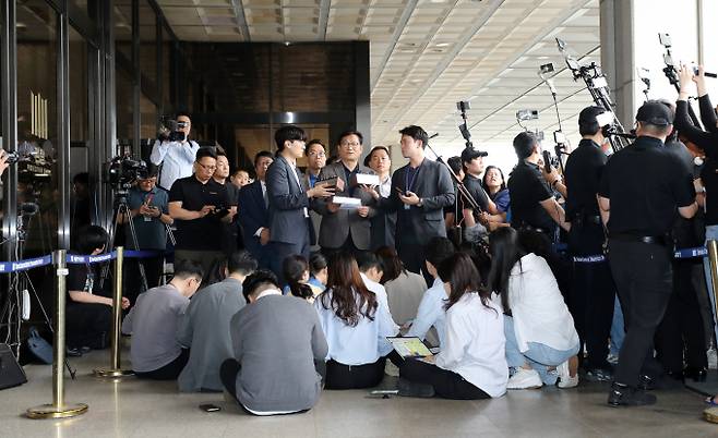 민주당 전당대회 돈 봉투 의혹과 관련해 검찰이 송영길 전 대표 일정관리자를 입수수색했다. 사진은 지난 6월7일 서울 서초구 서울중앙지검에서 검찰조사를 거부당한 뒤 입장을 밝히는 송영길 전 대표. /사진=뉴스1