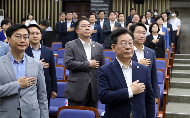 이재명 더불어민주당 대표가 지난 13일 국회에서 열린 정책의원총회에서 국민의례를 하고 있다. 이날 의총에서는  ‘전 의원의 불체포 특권 포기 서약’ 쇄신안 추인이 보류됐다. 뉴시스