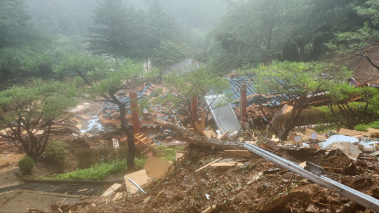 14일 오후 4시 2분쯤 충남 논산 양지추모원(시립납골당)에서 산사태가 발생하면서 4명이 매몰됐다. 이들 중 2명은 심정지 상태로 발견됐다. 사진은 매몰된 현장.충남소방본부 제공