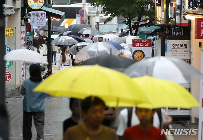 [서울=뉴시스] 김명년 기자 = 장마가 이어진 지난 13일 오후 서울 중구 명동거리에서 시민들이 우산을 쓰고 지나가고 있다. 2023.07.13. kmn@newsis.com
