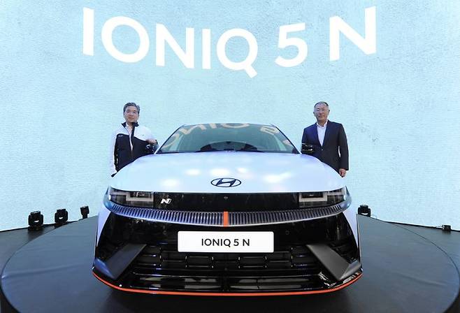 [서울=뉴시스] 정의선 현대자동차그룹 회장(오른쪽)과 장재훈 현대차 사장이 고성능 전기차 아이오닉 5 N 월드프리미어가 열리는 영국 굿우드 페스티벌 오브 스피드에 참석해 기념 촬영을 하고 있다. (사진=현대자동차 제공) 2023.07.13 photo@newsis.com *재판매 및 DB 금지