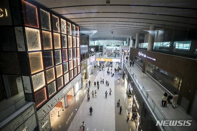 [인천공항=뉴시스] 정병혁 기자 = 인천공항 제2터미널 면세구역에서 여행객들이 이동하고 있다. 2023.05.21. jhope@newsis.com