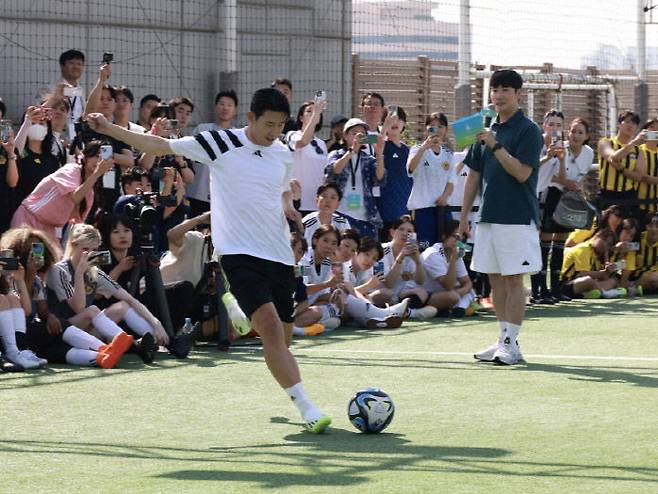 [서울=뉴시스] 전진환 기자 = 축구 국가대표 손흥민이 지난 7일 용산 아디다스 더베이스 풋살 경기장에서 열린 ‘아디다스 우먼스 서울 풋살 컵(adidas women’s seoul futsal cup)’에 참석해 선수들에게 자신의 주특기인 감아차기를  선보이고 있다. (사진=아디다스 제공) 2023.07.09. photo@newsis.com *재판매 및 DB 금지