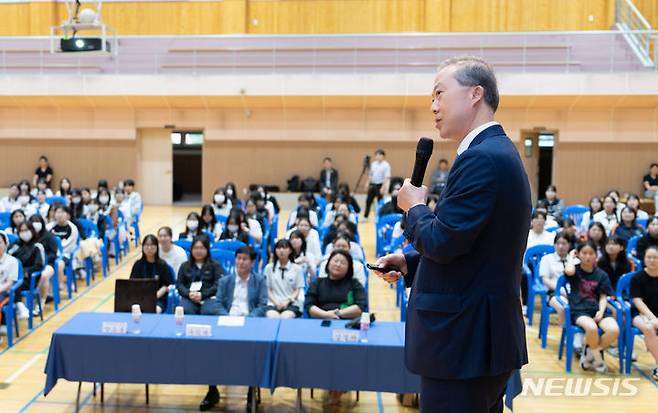 [전주=뉴시스]윤난슬 기자 = 양오봉 전북대 총장이 우수인재 유치를 위해 일선 고교를 직접 찾으며 '전북대 세일즈'에 나서 고교생들의 큰 호응을 얻고 있다.(사진=전북대 제공)