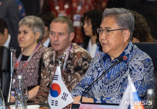 [자카르타(인도네시아)=뉴시스] 김금보 기자 = 박진 외교부 장관이 14일 오전(현지시각) 인도네시아 자카르타 샹그릴라 호텔에서 열린 동아시아정상회의(EAS) 외교장관회의에서 레트노 마르수디 인도네시아 외교장관의 모두발언을 듣고 있다. (공동취재사진) 2023.07.14. photo@newsis.com