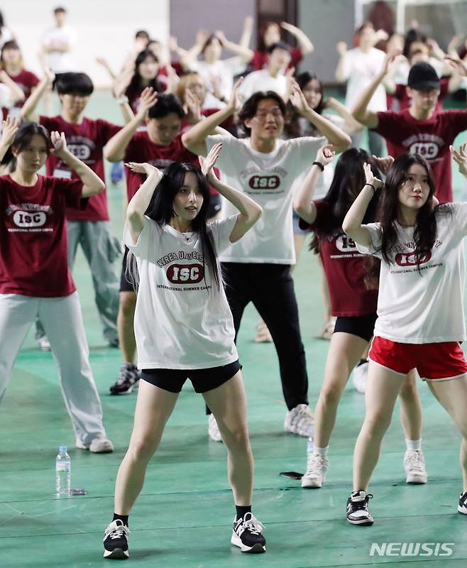 [서울=뉴시스] 김진아 기자 = 14일 서울 성북구 고려대학교 화정체육관에서 국제하계대학(ISC)에 참가한 외국인 대학생들이 걸그룹 IVE(아이브)의 'Kitsch' 안무를 추며 K-Pop 따라잡기 플래시몹을 연습하고 있다.  2023.07.14. bluesoda@newsis.com