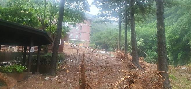 14일 오후 4시쯤 충남 논산시 양촌면 양지추모원 납골당을 덮치는 산사태가 나 방문객 4명이 매몰됐다. 2명은 심정지 상태로, 2명은 중경상을 입은 상태로 발견됐다. 2023. 07. 14  *재판매 및 DB 금지