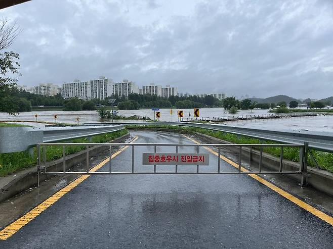 [대전=뉴시스] 차량진입이 통제된 대전 유등천. (사진= 대전시 제공) 2023.07.14. photo@newsis.com *재판매 및 DB 금지