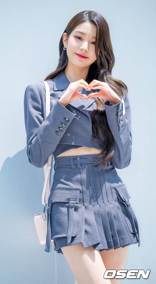 [OSEN=김포공항, 민경훈 기자]아이브 장원영이 포토월로 입장하며 포즈를 취하고 있다. 2023.05.13 / rumi@osen.co.kr