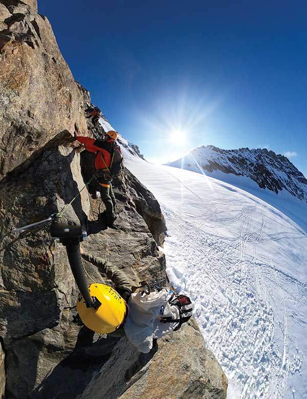 남동릉 초반의 바윗길. 고도를 높일수록 눈이 많아진다.