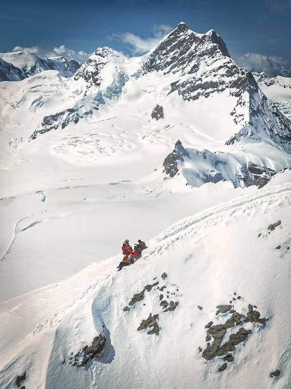 드론에서 본 남동릉 지능선 합수점. 묀히요흐 산장으로 뻗은 능선과 만나는 지점이다. 뒤로 융프라우가 명산의 자태를 드러내고 있다.