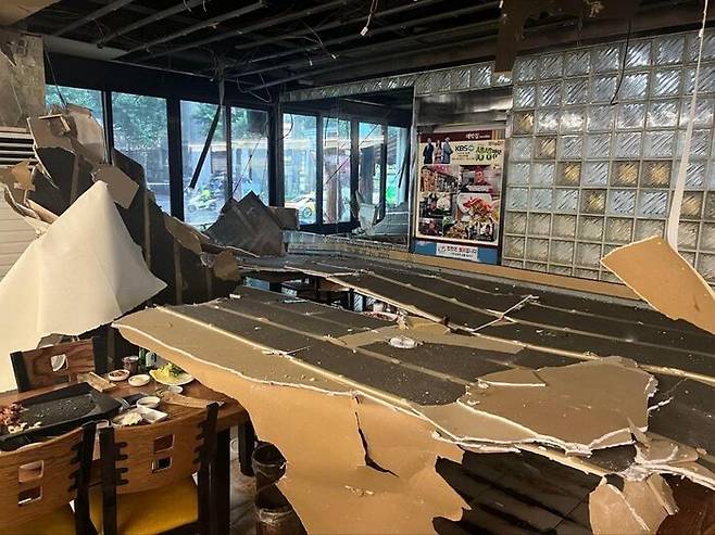 인천 미추홀구의 한 식당에서 천장이 무너져 내려 손님 5명이 다치는 사고가 발생했다.