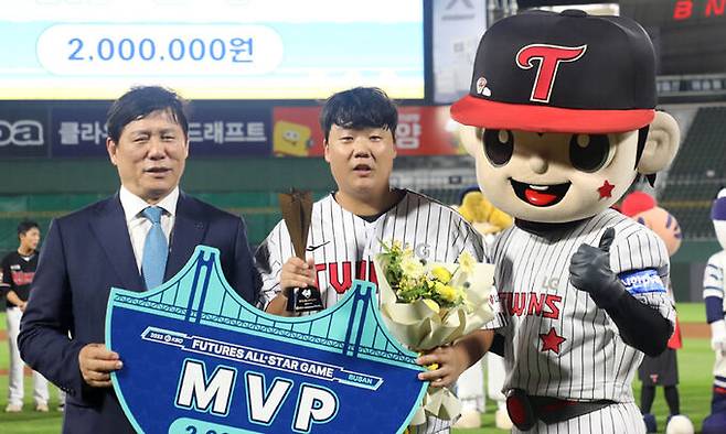 14일 부산 사직야구장에서 열린 '2023 KBO 퓨처스 올스타전' 북부리그와 남부리그의 경기, 최우수 선수(MVP)에 선정된 북부 김범석이 허구연 한국야구위원회(KBO) 총재로부터 상금을 전달받고 있다. 뉴스1