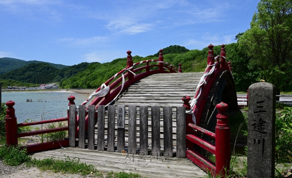 삼도천 앞의 홍예교. 이승과 저승의 갈림길이다.