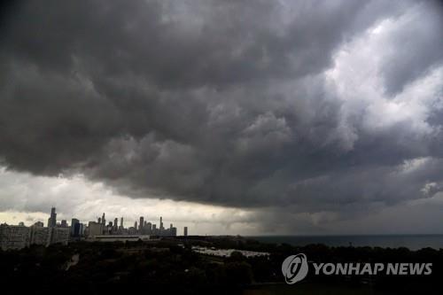 미국 시카고 도심 상공을 지나는 폭풍 구름 (시카고 AP=연합뉴스)