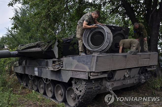 우크라이나가 서방에서 제공받은 레오파르트2 탱크 [AP 연합뉴스]