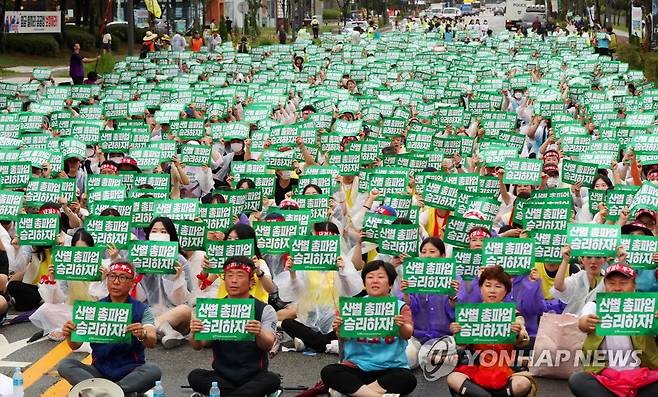 민주노총 보건의료노조, 총파업 결의대회 (광주=연합뉴스) 정다움 기자 = 14일 오전 광주시청 앞에서 민주노총 전국보건의산업노동조합 광주전남지역본부가 총파업 결의대회를 하고 있다. 2023.7.14 daum@yna.co.kr