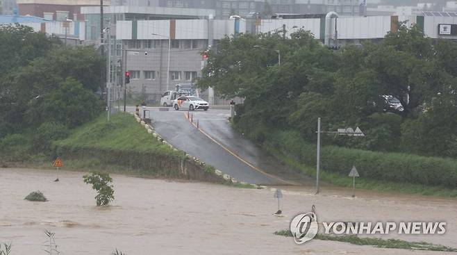 물에 잠긴 도로와 표지판 [연합뉴스 자료사진]