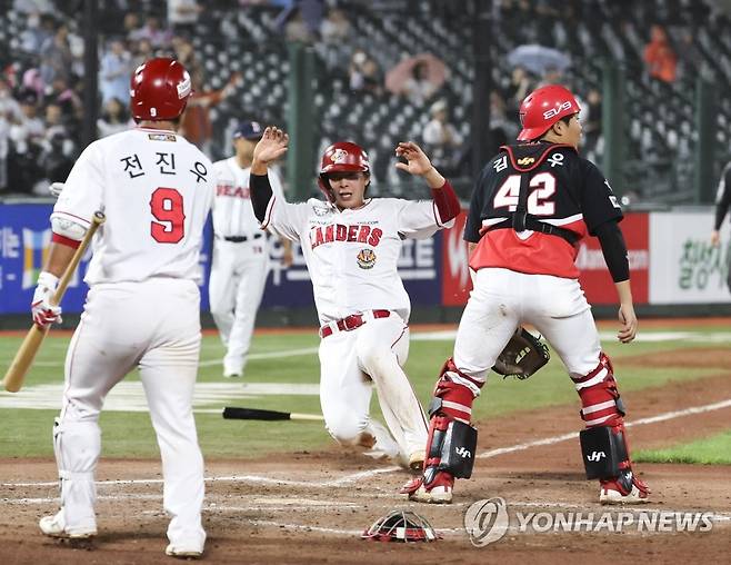 득점하는 김건이 (부산=연합뉴스) 강덕철 기자 = 14일 부산 사직야구장에서 열린 2023 프로야구 퓨처스 올스타전 북부리그와 남부리그의 경기. 7회 말 1사 2루에서 2루 주자 북부리그 김건이가 김범석의 안타 때 득점하고 있다. 2023.7.14 kangdcc@yna.co.kr