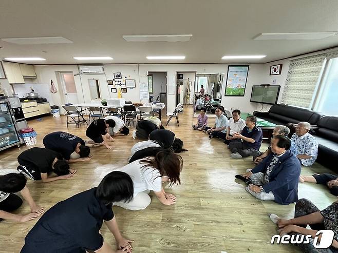 고흥백양중학교(교장 민경희)- 학생들이 13일 학교 텃밭에서 직접 키운 감자를 캐어 만든 샌드위치를 가지고 마을회관의 어르신들을 찾아 뵙는 시간을 가졌다.(전남교육청 제공)/뉴스1