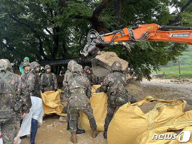 집중호우로 경북 예천에서 10여명이 실종되는 등 인명피해가 잇따랐다. 15일 육군 50사단 장병들이 예천군 용문면과 김천면 에서 피해 복구 활동을 벌이고 있다.(50사단 제공) 2023.7.15/뉴스1