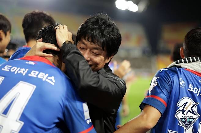 승리 후 승리를 즐기는 김병수 수원 삼성 감독. (한국프로축구연맹 제공)