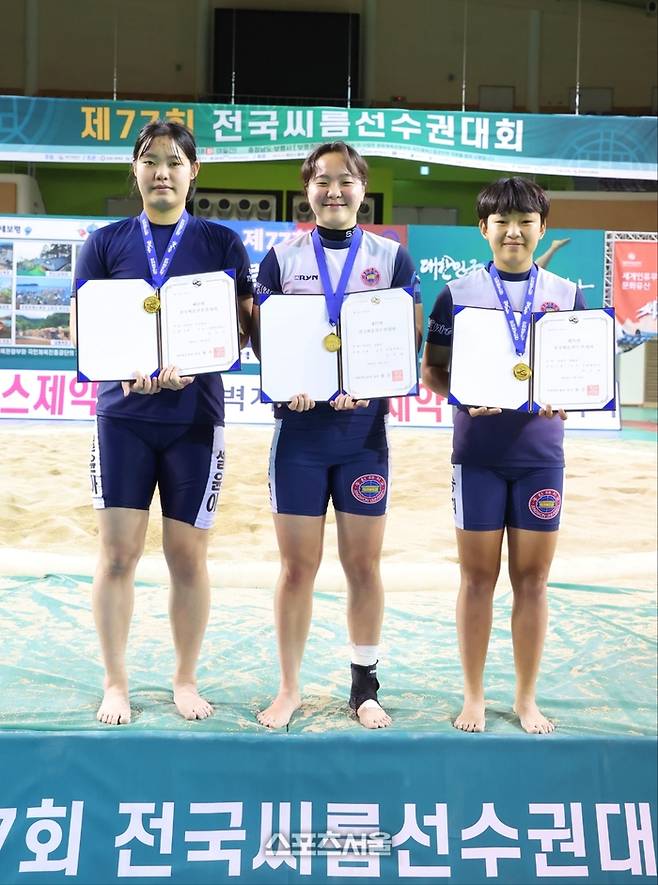 설윤아와 함께 국화급과 매화급에서 우승한 오지현(가운데), 권승희. 대한씨름협회