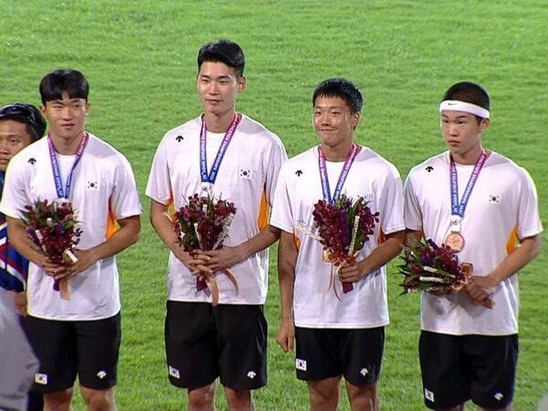 12일 저녁(이하 한국시간) 태국 방콕에 위치한 수파찰라사이경기장에서 열린 '2023 아시아육상선수권대회' 남자 400m 계주 결선에 출전해 38초99로 38년 만에 동메달을 따낸 한국 남자 400m 계주대표팀. 좌측부터 이시몬 고승환 신민규 박원진. 사진┃아시아육상선수권 공식 유튜브 채널