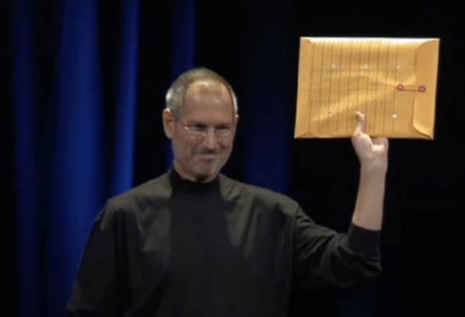 스티브 잡스 애플 창업자가 2008년 1월 맥북 에어 PC가 담겨있는 서류 봉투를 들어보이고 있다. 이 장면은 PC 역사를 바꾼 장면으로도 유명하다.