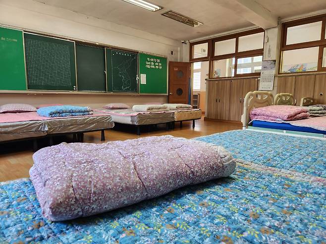 옛 교실은 어르신들의 휴식 및 물리치료 공간으로 활용되고 있다. 학교에서 사용하던 칠판과 집기가 그대로 남아있다. /윤상진 기자