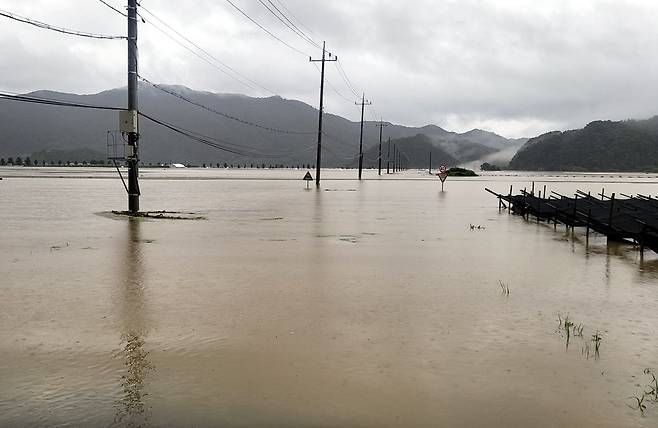 사흘간 쏟아진 폭우로 15일 한때 충북 괴산군 칠성면 소재 괴산댐이 만수위를 넘어 월류한 가운데 댐 하류 지역이 물바다로 변했다. /괴산군 제공