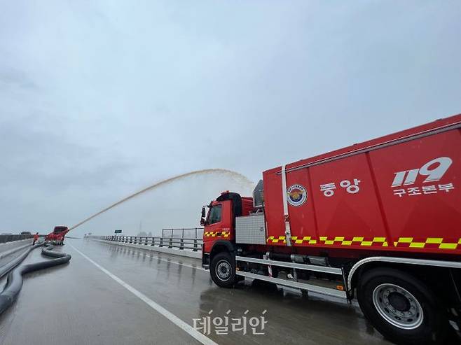 15일 청주시 흥덕구 오송읍 궁평 제2지하차도가 갑자기 불어난 물에 침수돼 소방당국이 배수 작업을 진행 중이다. ⓒ데일리안 맹찬호 기자