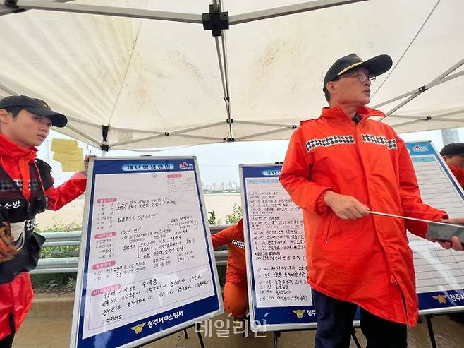 15일 오후 청주 오송 궁평 제2지하차도 사고 현장서 열린 2차 언론브리핑에서 서정일 청주서부소방서장이 발생 현황을 설명하고 있다. ⓒ데일리안 맹찬호 기자