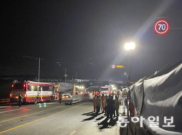 15일 오후&nbsp; 차량 15대와&nbsp;실종자 11명이&nbsp;갇힌&nbsp;것으로 추정되는&nbsp;충북&nbsp; 청주시 오송읍 지하차도 앞에서 경찰과 소방 당국 등이 불을 켜 놓고 야간 구조작업을 진행하고 있다. 청주=이정훈 기자