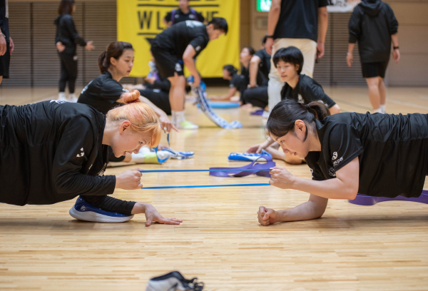 14일 일본 다카사키 아레나에서 훈련 중인 신한은행 선수들. 사진=WKBL