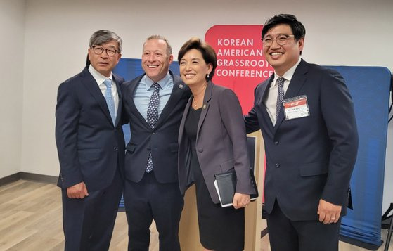 김동석 미주한인유권자연대(KAGC) 대표(왼쪽부터), 조시 고트하이머 하원 의원, 영 김 하원 외교위원회 인도·태평양 소위원장, 송원석 KAGC 사무총장이 21일(현지시간) 미국 워싱턴DC에 있는 KAGC 사무실 개소식에서 기념 촬영하고 있다. 연합뉴스