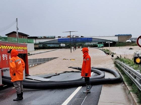 15일 충북 청주시 흥덕구 오송읍 궁평 제2지하차도 앞에서 배수 작업이 이뤄지고 있다. 최종권 기자