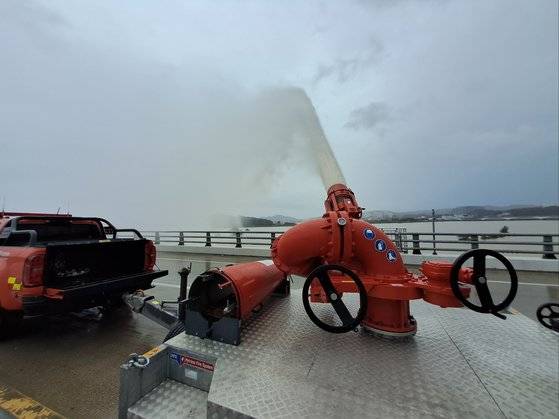 15일 충북 청주시 흥덕구 오송읍 궁평 제2지하차도 앞에서 배수 작업이 이뤄지고 있다. 최종권 기자