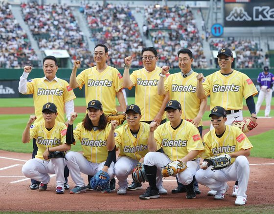 역대 롯데 출신 미스터 올스타인 허규옥과 김용희, 김응국, 김민호, 전준우(뒷줄 왼쪽부터)가 15일 부산 사직구장에서 열린 KBO 올스타전에서 시구를 했다. 현역 롯데 선수들이 공을 받아 의미를 더했다.