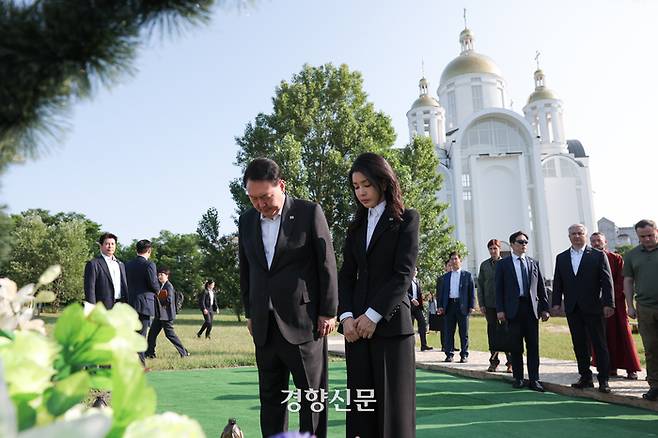 윤석열 대통령과 부인 김건희 여사가 15일(현지시간) 전쟁 중인 우크라이나 키이브주의 도시 부차의 공동묘지에서 묵념하고 있다. 김창길기자, 사진제공 대통령실