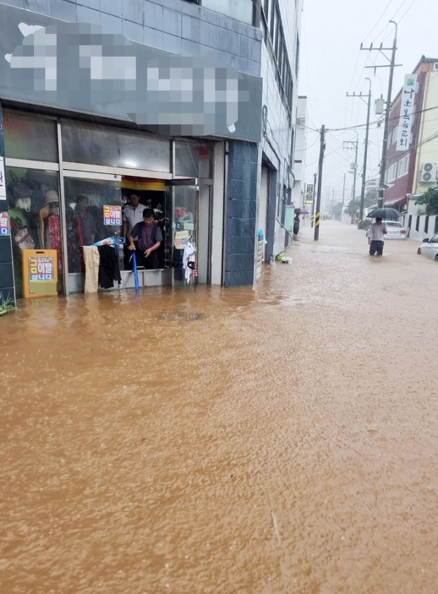 전북 대부분 지역에 호우경보가 발효된 14일 전북 군산시 문화동 일대가 쏟아져 내린 빗물로 넘실대고 있다. 전북소방본부 제공.