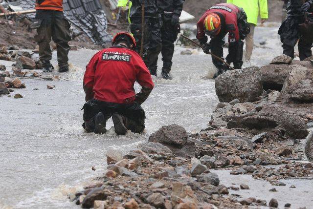 집중호우에 따른 산사태로 매몰된 경북 예천 효자면 백석리의 한 마을에서 19일 구조 대원들이 실종자를 수색하고 있다. 연합뉴스