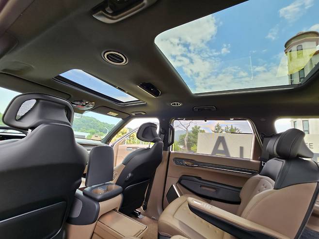 기아 ‘EV9’ 실내. 넉넉한 2열 공간을 비롯해 개방감이 뛰어나다. [김지윤 기자]